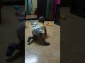 Jinsi Watoto Wanavyo Angukar Wakati Wa Kutambaa 