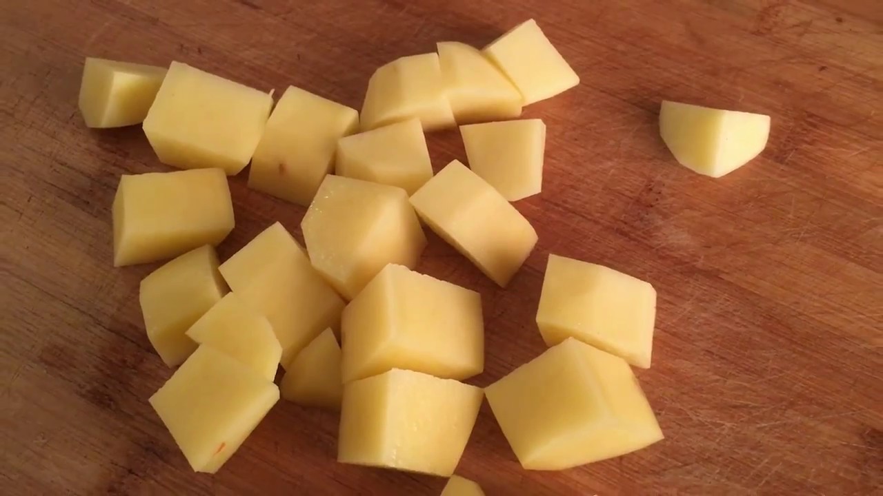 Como cortar batatas em pedaços grandes