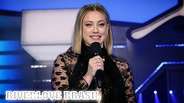Lili Reinhart entregando o prêmio da #VMA2022 para Taylor Swift