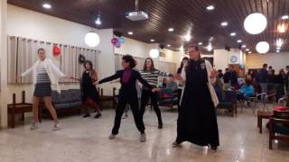 Еврейская бабушка танцует.