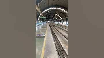 Delhi metro entered in station with high speed and super braking #dmrc #delhivlog #metro  #aajtak