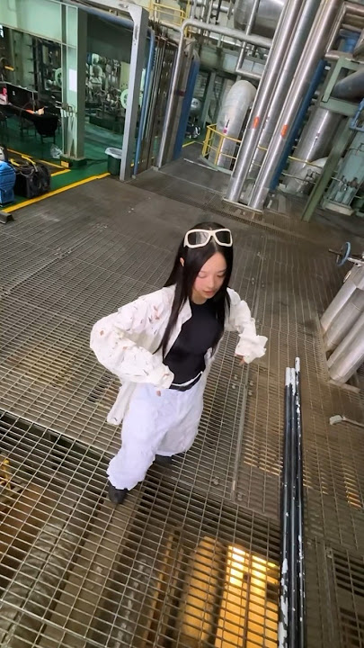 it was trending when we filmed it... 🤓 #NewJeans #뉴진스 #Film_By_NewJeans #NewJeans_is_Everywhere