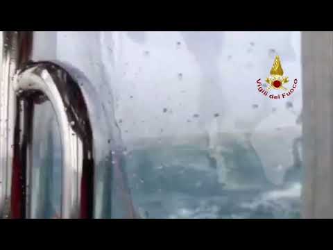 Video Porto Torres, il traghetto della Tirrenia rompe gli ormeggi - 12 febbraio 2026