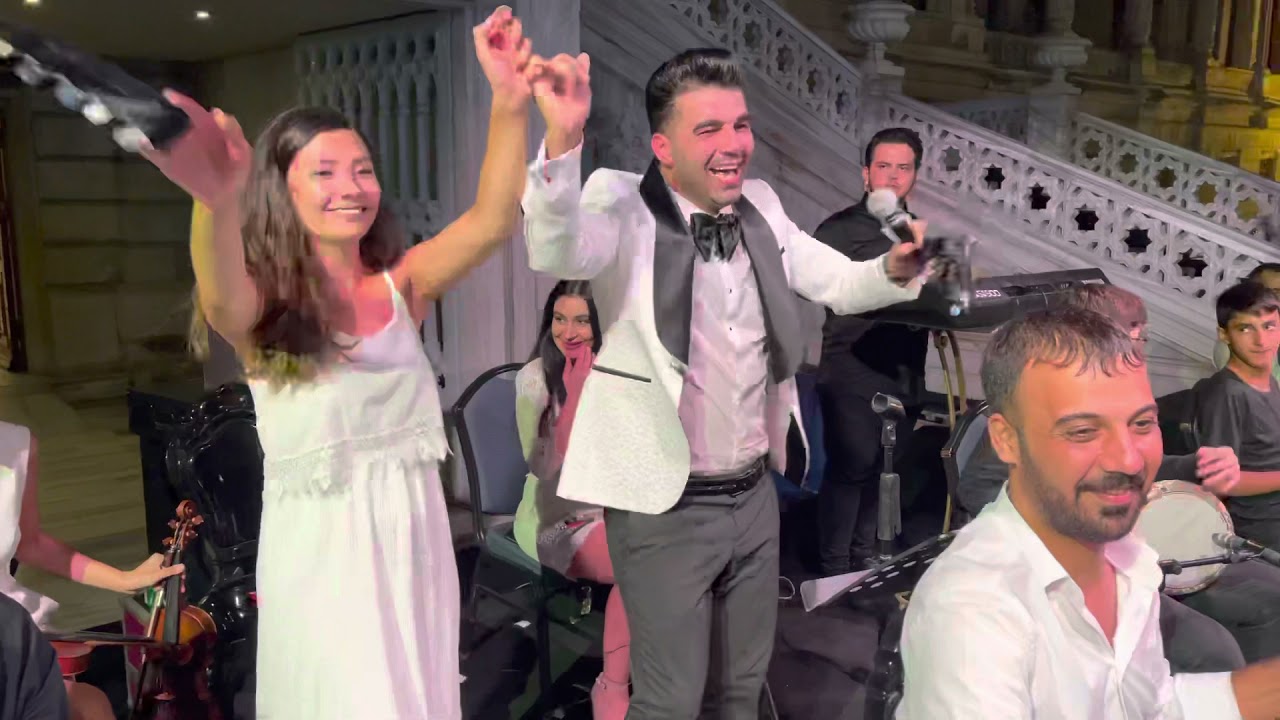 Ozan mensur Çırağan sarayında yılın düğününü gerçekleştirdi Kürtçe şarkılar söyledi