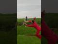 Microfoon Vliegt Door de Lucht Tijdens Fierljeppen!😱