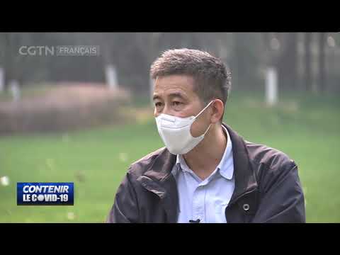 Un médecin spécialiste des soins intensifs se démène auprès des patients les plus malades Un médecin spécialiste des soins intensifs se démène auprès des patients les plus malades