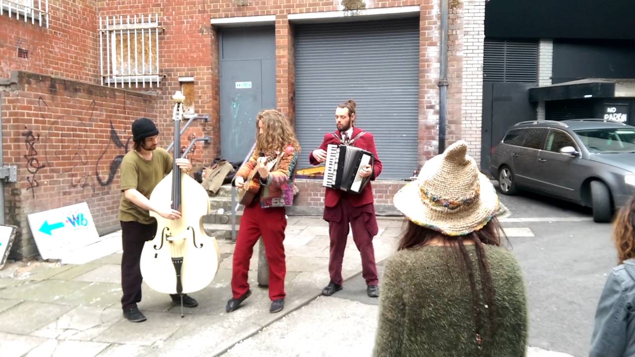 Mobius loop play Willy banjos 2016