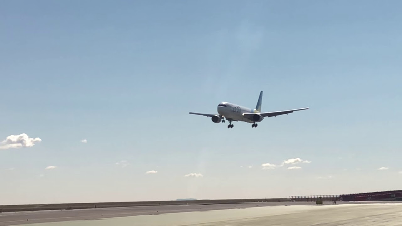 Ana403便で羽田 秋田空港へ 目の前をairdo機が着陸 2019 03 08 Youtube