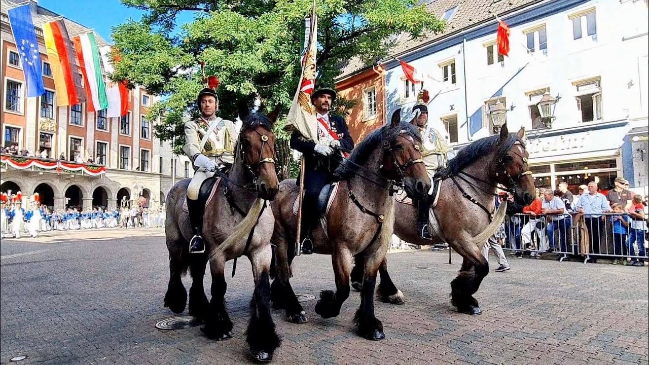 Neusser Schützenfest 2022 - Aufmarsch des Schützenregiments vom Sonntag 28. August 2022 am Markt