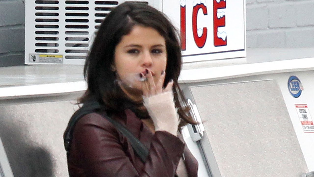 Selena Gomez aan het roken
