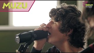 Vignette de la vidéo "The Kooks - Sofa Song | MUZUTV Live Sessions"