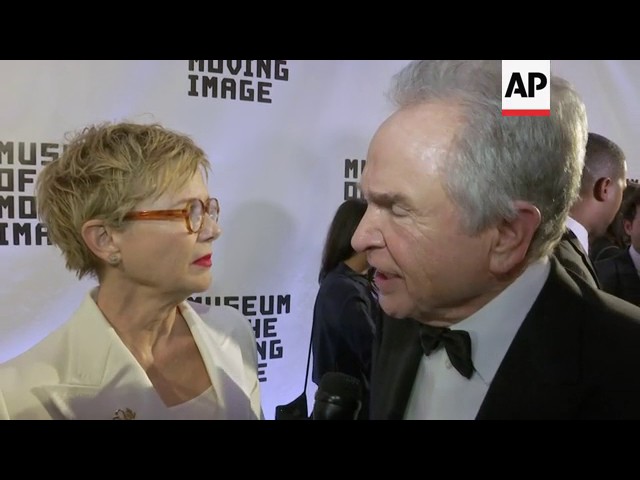 Warren Beatty, Annette Bening walk red carpet, talk about meeting on 'Bugsy' set