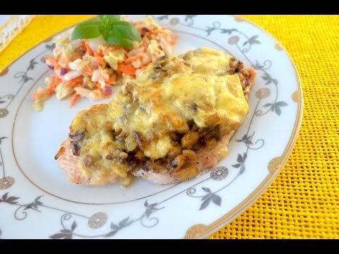 Wideo: Filet Z Kurczaka W Piekarniku Z Pieczarkami I Serem