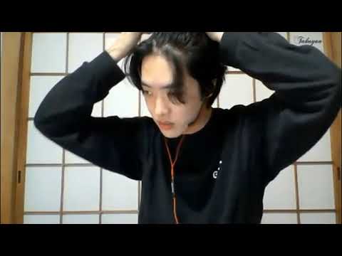 Takuya Terada tying his hair back - 타쿠야의 머리 묶기