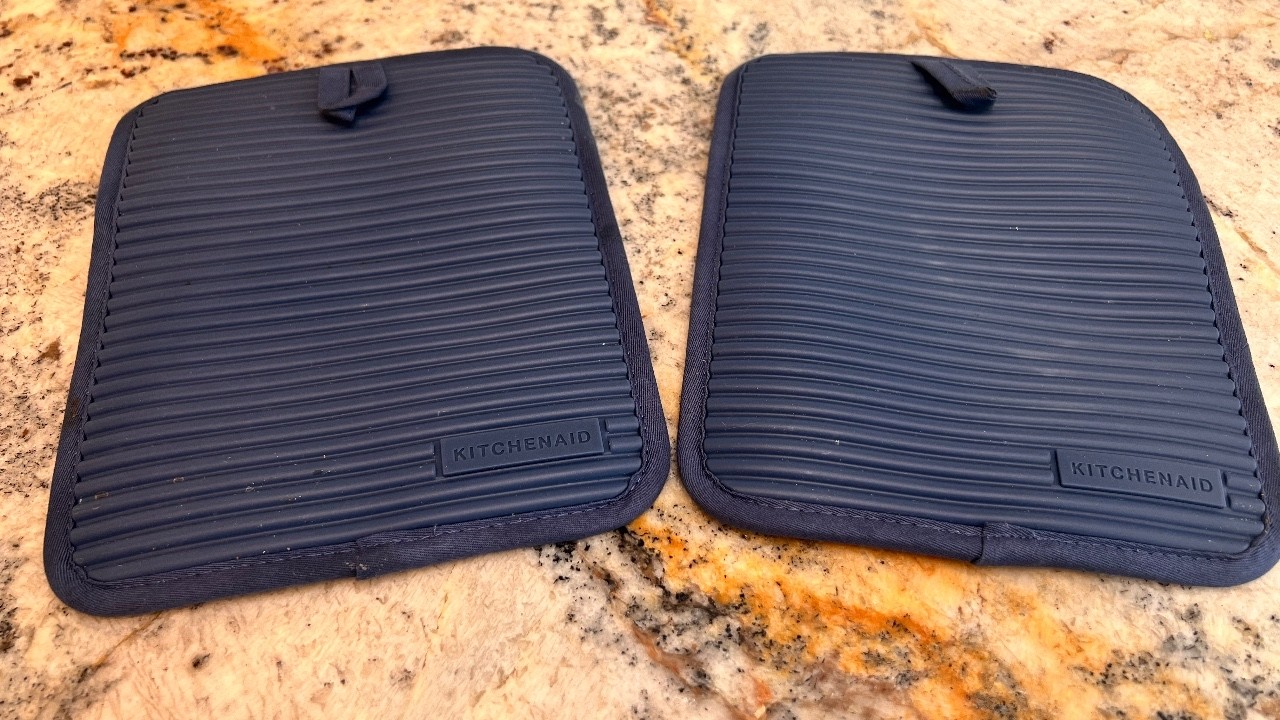 Мой отзыв о мягких силиконовых прихватках KitchenAid с ребристой поверхностью.