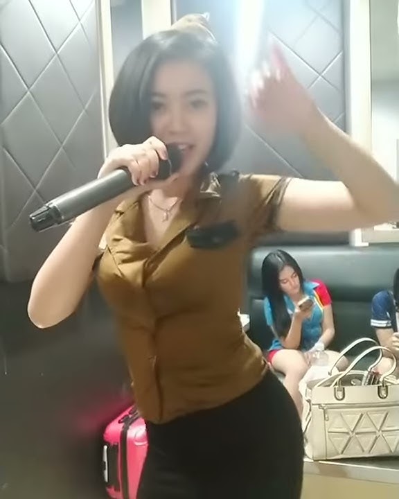 Lihat suaranya Cewek cantik seksi pemandu lagu