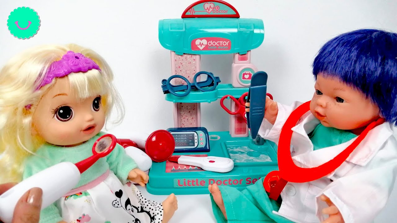 Niña de 3 años de edad preescolar jugando al doctor con muñeca el niño hace  un juguete de inyección
