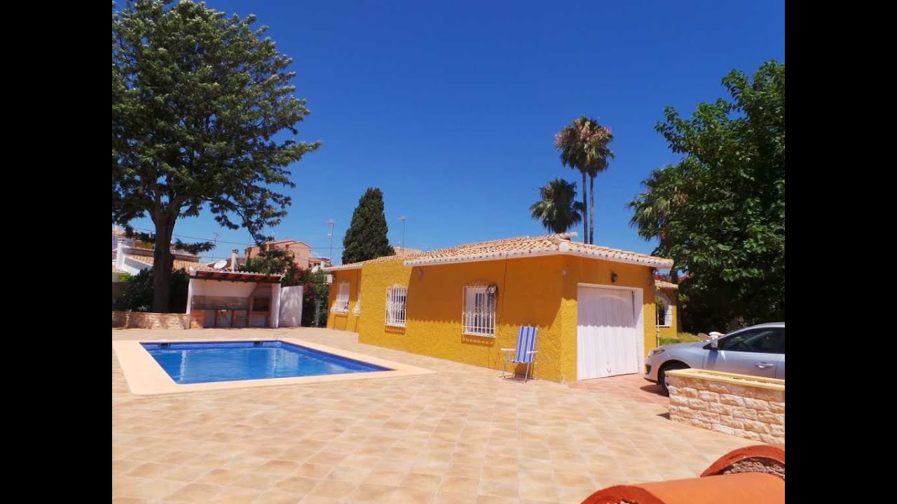 Se vende villa en la playa de Les Marines en Denia. 360 000€