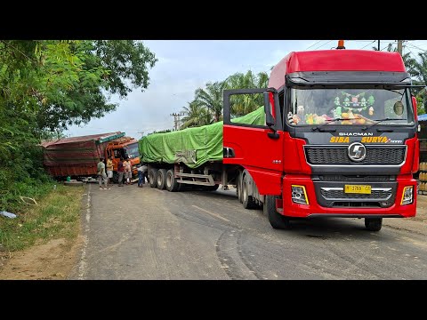 Road hero, Siba Surya truck tries to help pull a Fuso truck.