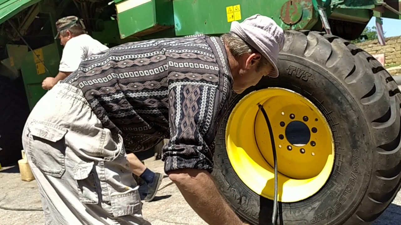 Теслу заправляют бензином