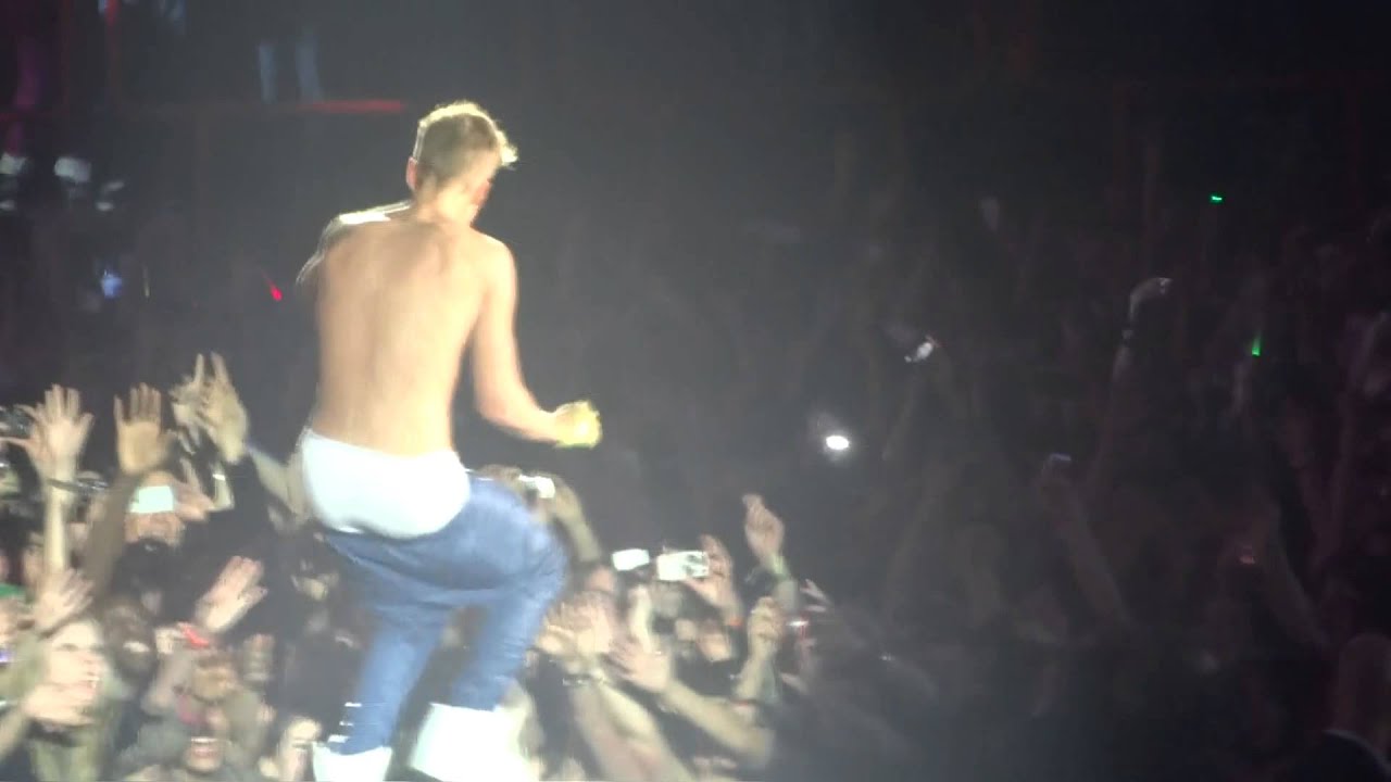 Justin Bieber - Baby + Final Shirtless (Paris Bercy 19/03/13)