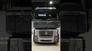 🔧 Retour aux sources pour un camion légendaire
Certains camions ont marqué l’histoire. Le Renault Magnum en fait partie.
Dans cette vidéo, Fabrice nous ouvre les portes de l’atelier où il restaure un véhicule très spécial : le tout dernier Magnum sorti de l’usine de Bourg-en-Bresse.
Peinture, polissage, réparations… chaque détail est repris avec soin pour redonner vie à ce modèle iconique, presque neuf avec seulement 21 000 km au compteur.
Pour Fabrice, qui travaille chez Renault Trucks depuis 26 ans et qui a connu la production du Magnum, cette restauration est aussi une histoire de passion et de souvenirs.
▶️ Découvrez les coulisses de cette restauration.
#renaultmagnum
#renaulttrucks
✔ Renault Trucks website: https://www.renault-trucks.com
Follow us on:
• LinkedIn - https://www.linkedin.com/company/renault-trucks/
• Facebook - https://www.facebook.com/renaulttrucksofficial
• Instagram - https://www.instagram.com/renaulttruckshq/ 🔧 Retour aux sources pour un camion légendaire