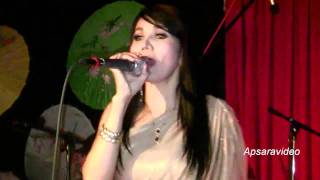 Un Sophal Sings Saravan Sliek Kjol At Den Villa Restaurant