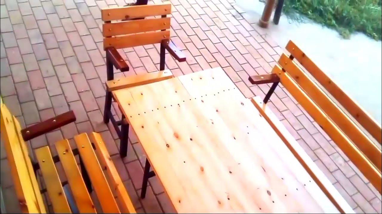 Stol ostidagi qalpoqchani yaladi