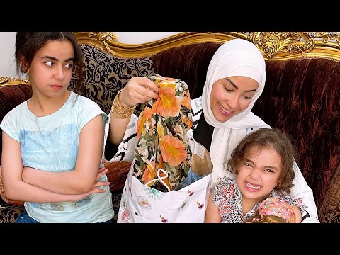 بنت صغيره امها تشترى ليها لبس شوف حصل اية 