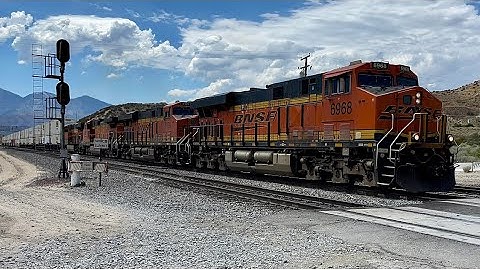 BNSF EB Domestic Containers Intermodal Train Takes Cajon Summit! 4KHDR! Beautiful Skies 4KHDR!