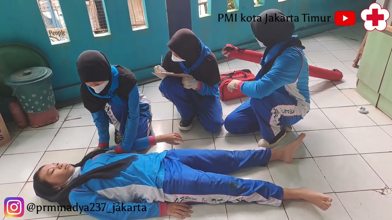 Simulasi pertolongan pertama patah tulang tungkai bawah tertutup
