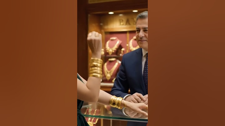 Lüks bir kuyumcuda dikkat çeken anlar! Kolları bilezikle dolu kadın, altınlarını bozdurmak için