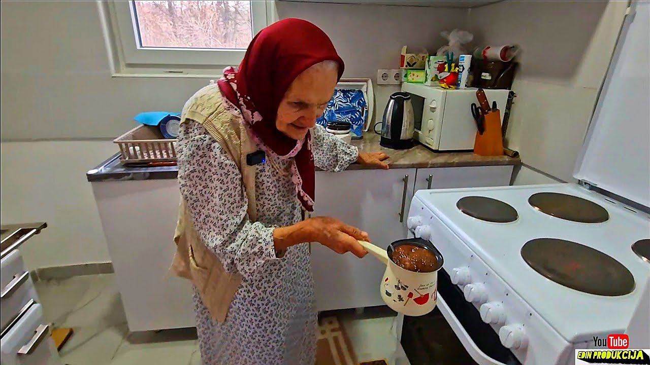 U skromnoj kućici živi  nena Fata sa 85god plete čarape bez naočala i prodaje , sijem i kopam sama 