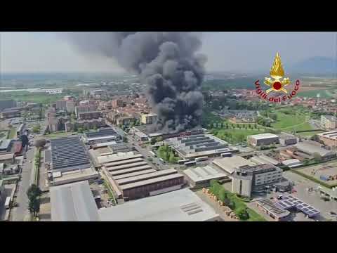 Video Grosso incendio a Beinasco (Torino) ripresa aerea dall'elicottero dei Vigili del Fuoco