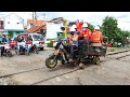 DETIK-DETIK LORI MOTOR ANJLOK DI PERLINTASAN ! Penanganannya Cuman 1 Menit.