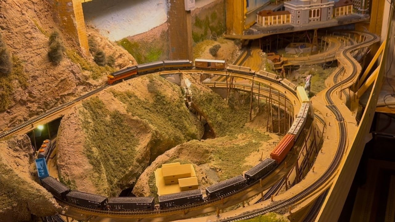 Mixed Train Layout Model Railroad - 600 Foot Train (1:1) Scaled to N - F7 ABA + 16 Mixed ...
