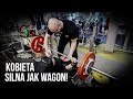 KOBIETA WYCISKA W KOSZULI JAK WAGON