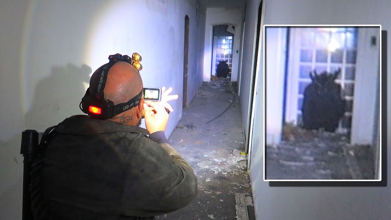 Улисс столкнулся лицом к лицу со злым существом из особняка с привидениями