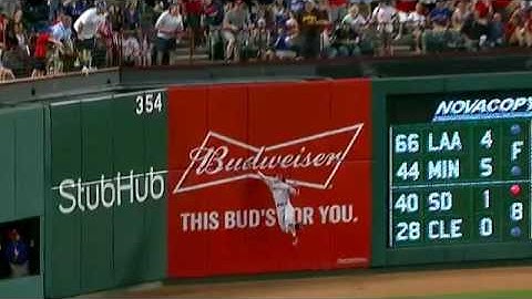 Andrew Benintendi makes a huge catch in left field