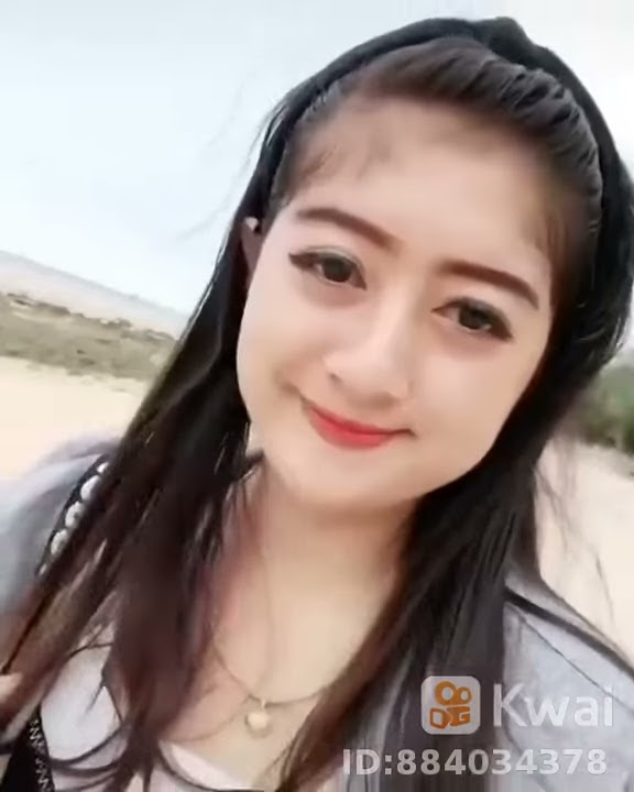 Story wa senyuman manis cewek cantik