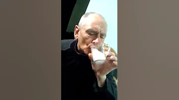 О ужас! Он выпил жидкий азот!