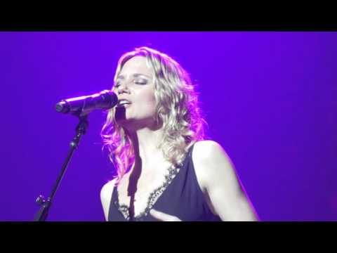 Jennifer Nettles - "Unlove You" (Live in Boston)