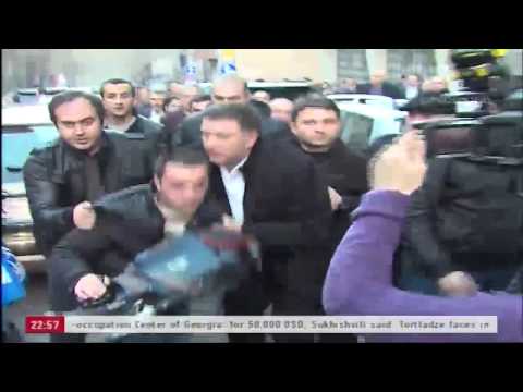 აქცია ჩხუბი ბიბლიოთეკასთან aqcia bibliotekastan