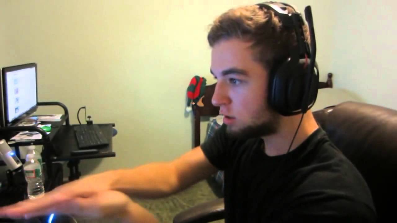 FaZe Jev scrolling through Natalie Monroes Twitter photo