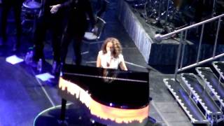 Alicia Keys - Empire State of Mind [Part II]  (Live) at Staples Center Los Angeles, CA (4.6.10)