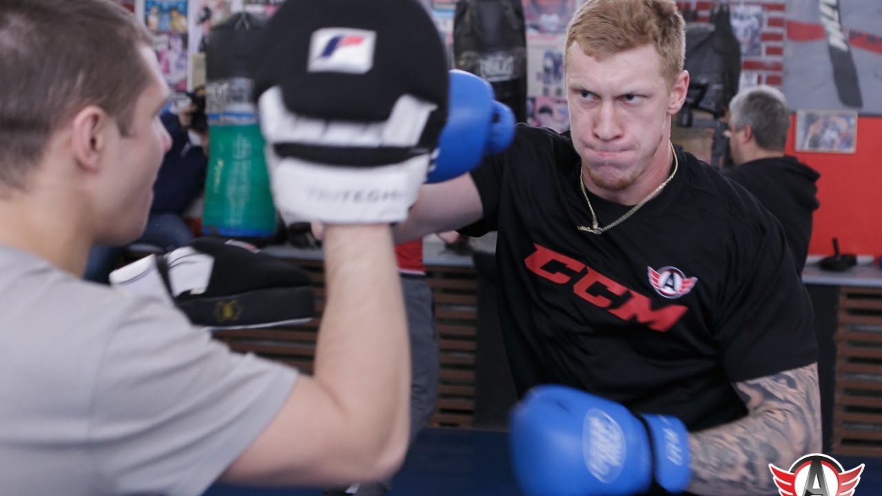 Новости спорта хоккей бокс. Хоккей-бокс. Евгений бокс хоккейный клуб. Бокс тренировки чемпионов с железом. Хоккеисты тренируют бокс.