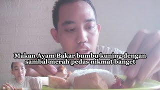 Makan Ayam Bakar bumbu kuning dengan sambal merah pedas enak banget