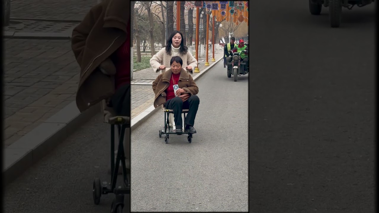 Lightweight Folding Transport Chair That Opens in Seconds - Easy Mobility for Seniors & Caregivers