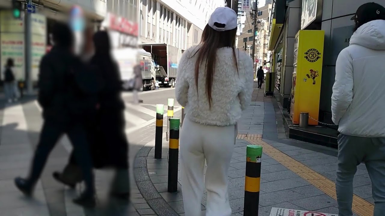 開放的な街とは逆の締まったファッション