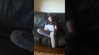 Bonnie la petite gitane chante les ballons rouges